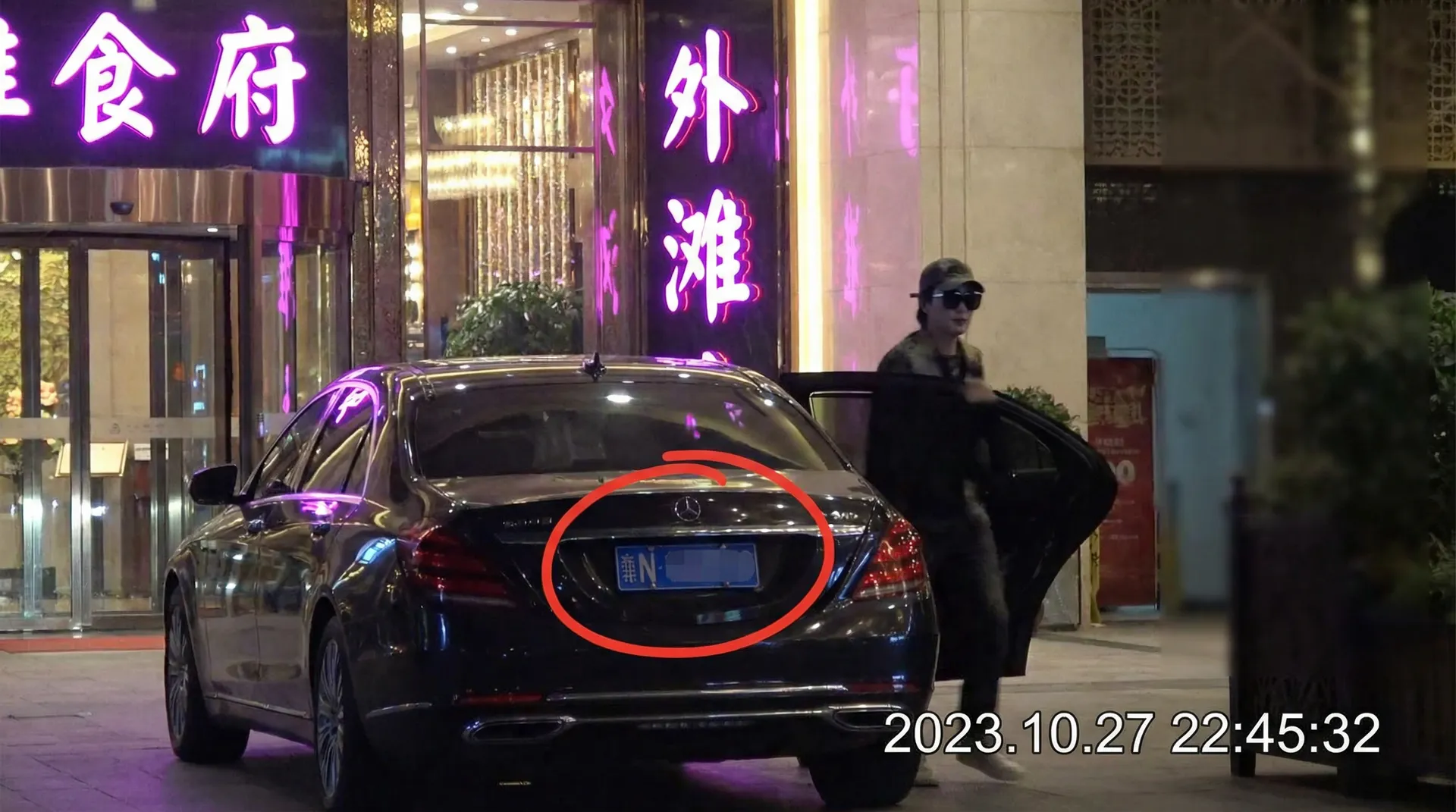 媚黑 - 豪车餐厅外被拍